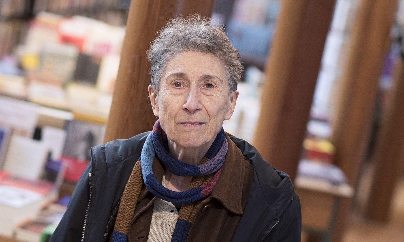 Silvia Federici, iaz, Iruñeko Katakrak liburu dendan, Mundua berriz liluratuz liburuaren aurkezpenean. IÑIGO URIZ / FOKU.