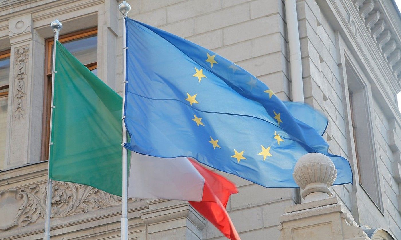 Italiako bandera eta Europako Batasunekoa, Italiaren Moskuko enbaxadan, artxiboko irudi batean. MAXIM SHIPENKOV / EFE.