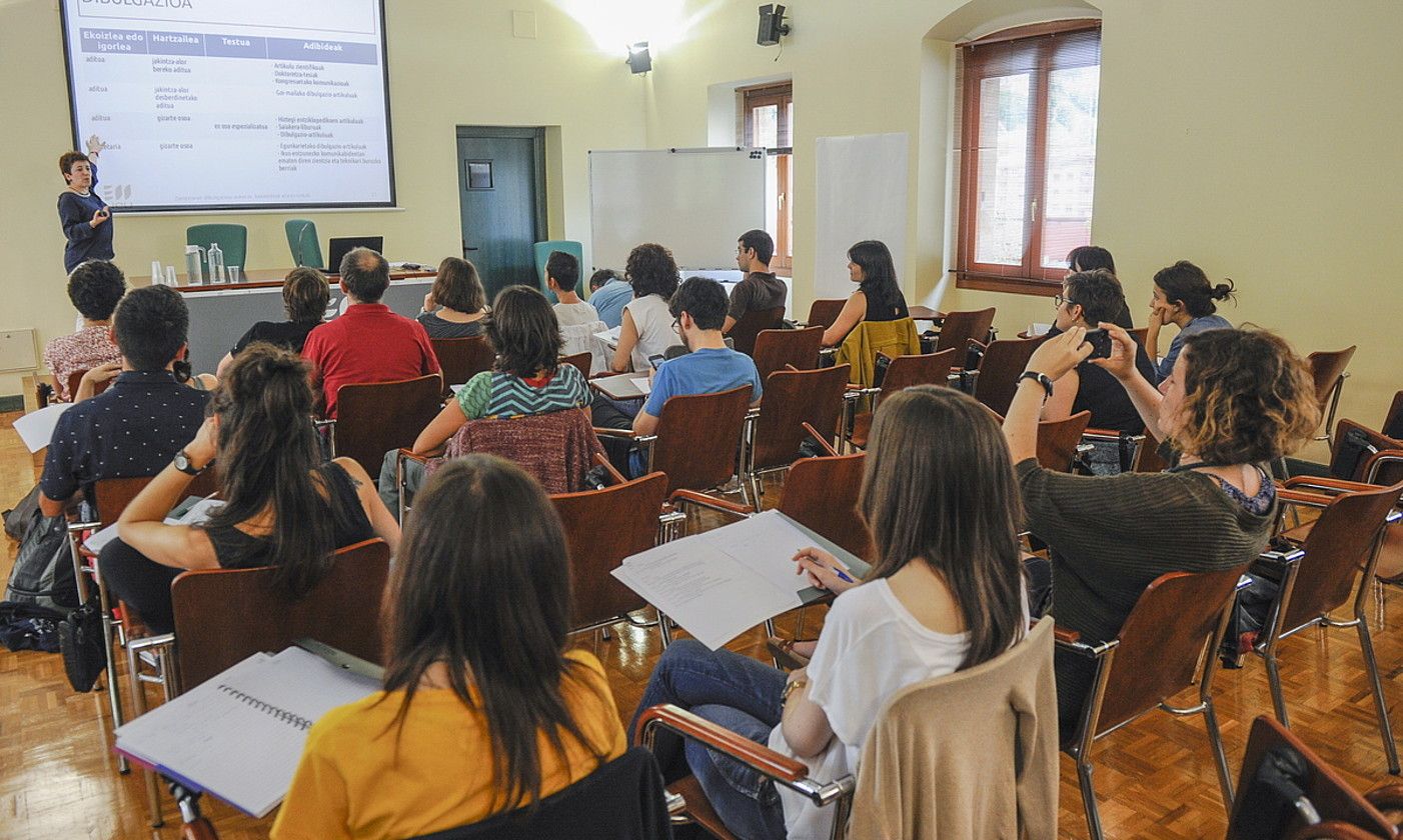 Urte osoan hainbat graduondo eta ikastaro antolatzen ditu UEUk, eta beste urrats bat egingo du orain irakasle masterra martxan jarrita. JUANAN RUIZ / FOKU.