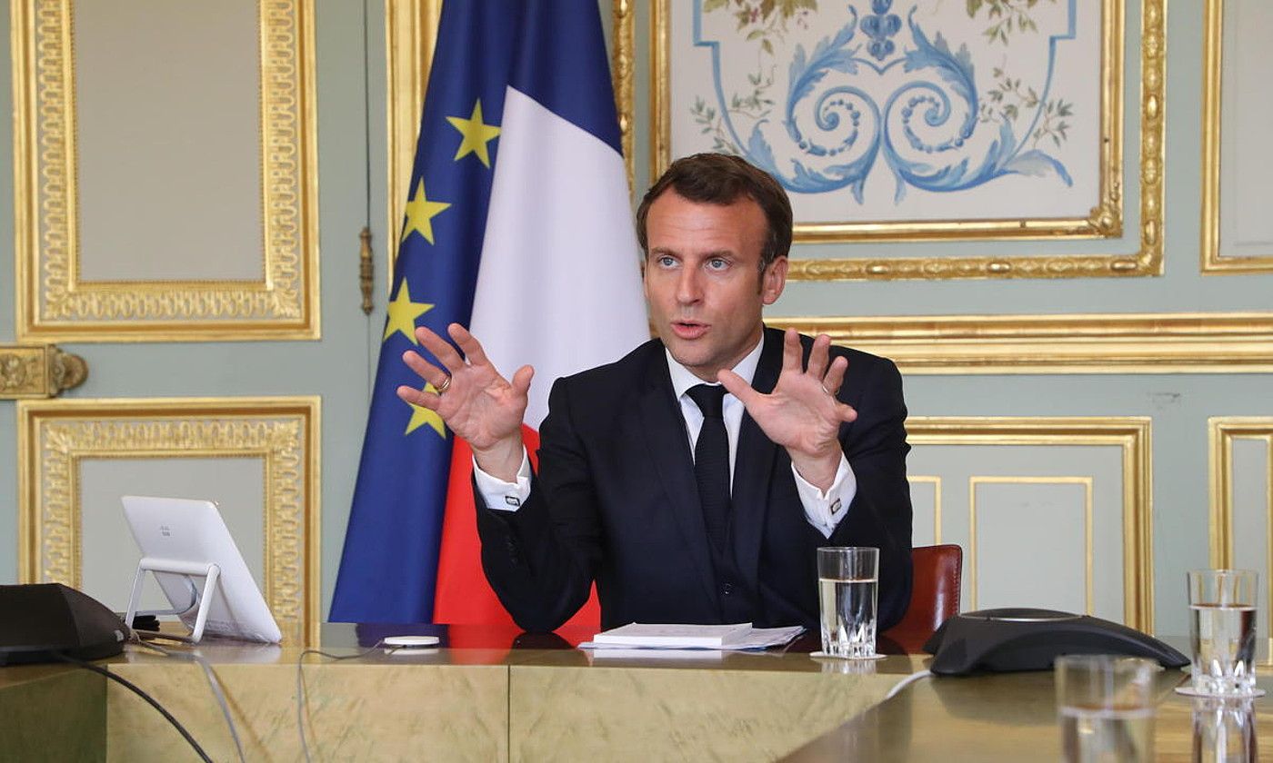 Emmanuel Macron herritarrei mintzatzen, joan den asteazkenean. L. MARIN / EFE.