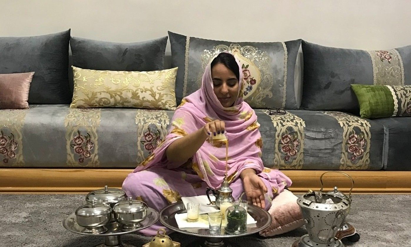 Etxean. Khalida Gaoudi sahararra bere etxean tea prestatzen, Aaiunen, Mendebaldeko Saharan. BERRIA.