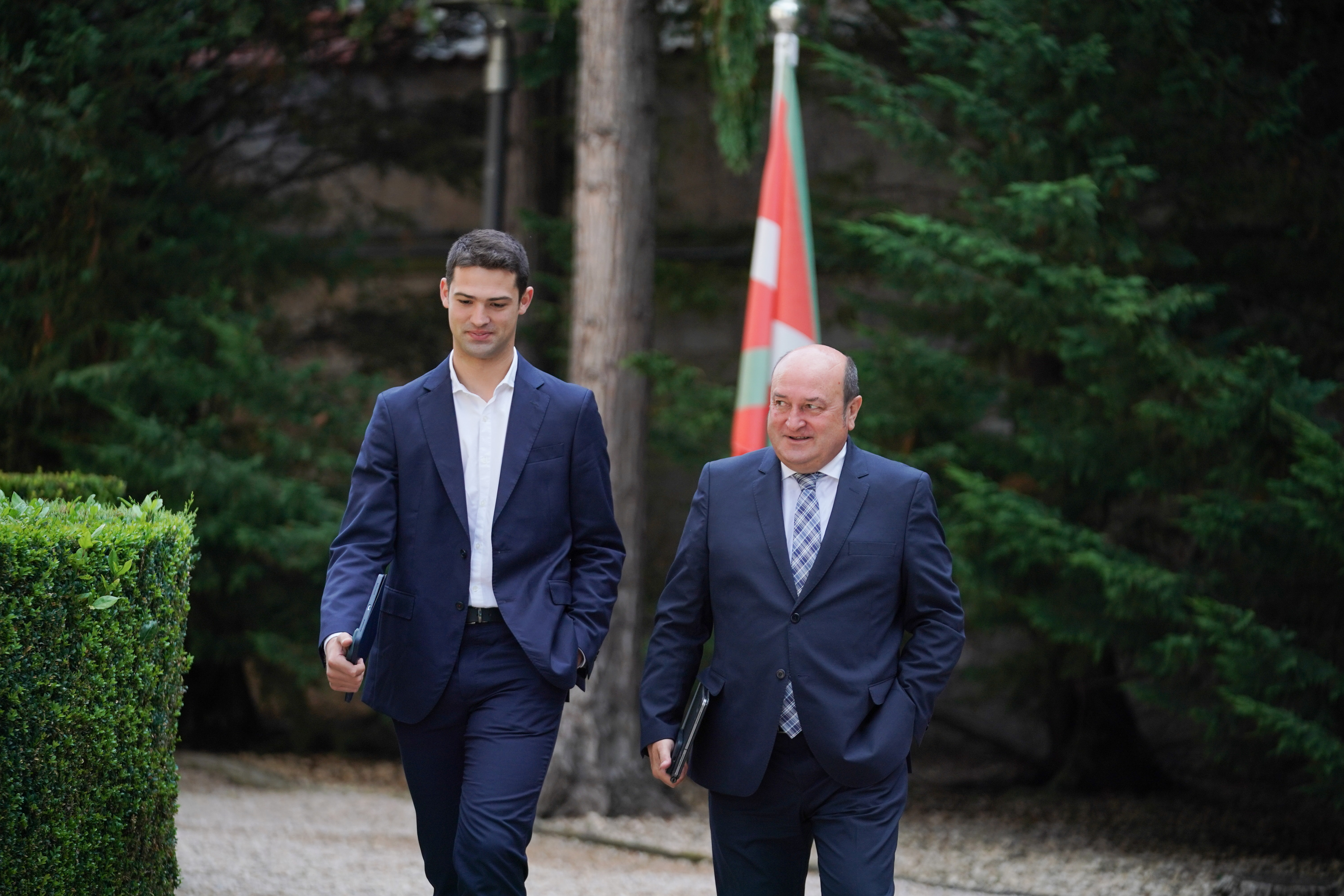Joseba Diez Antxustegi eta Andoni Ortuzar, Ajuria Enean, artxiboko argazki batean. ENDIKA PORTILLO / FOKU