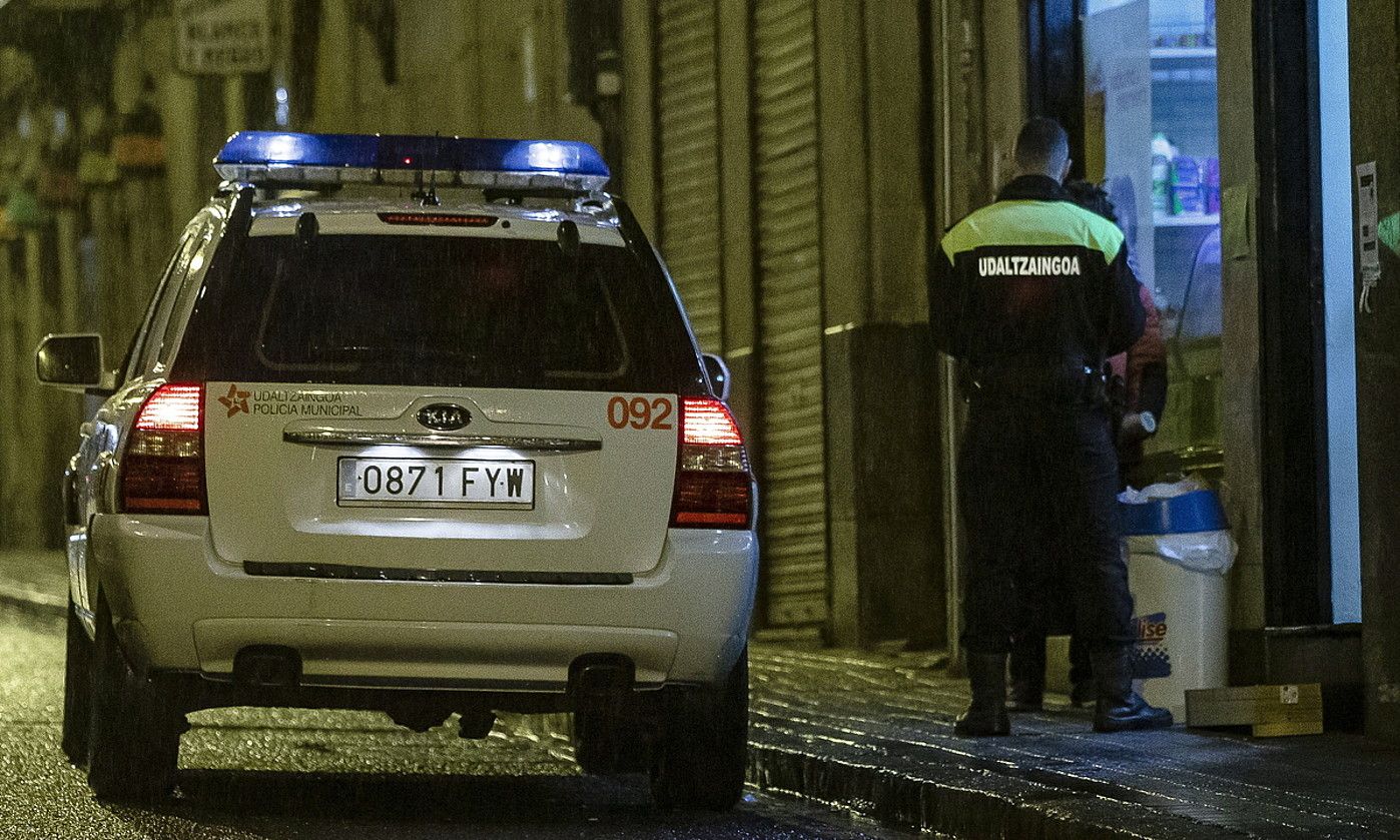 Polizia bat, kontrol batean. A. L. /FOKU. Polizia bat, kontrol batean. A. L. /FOKU.