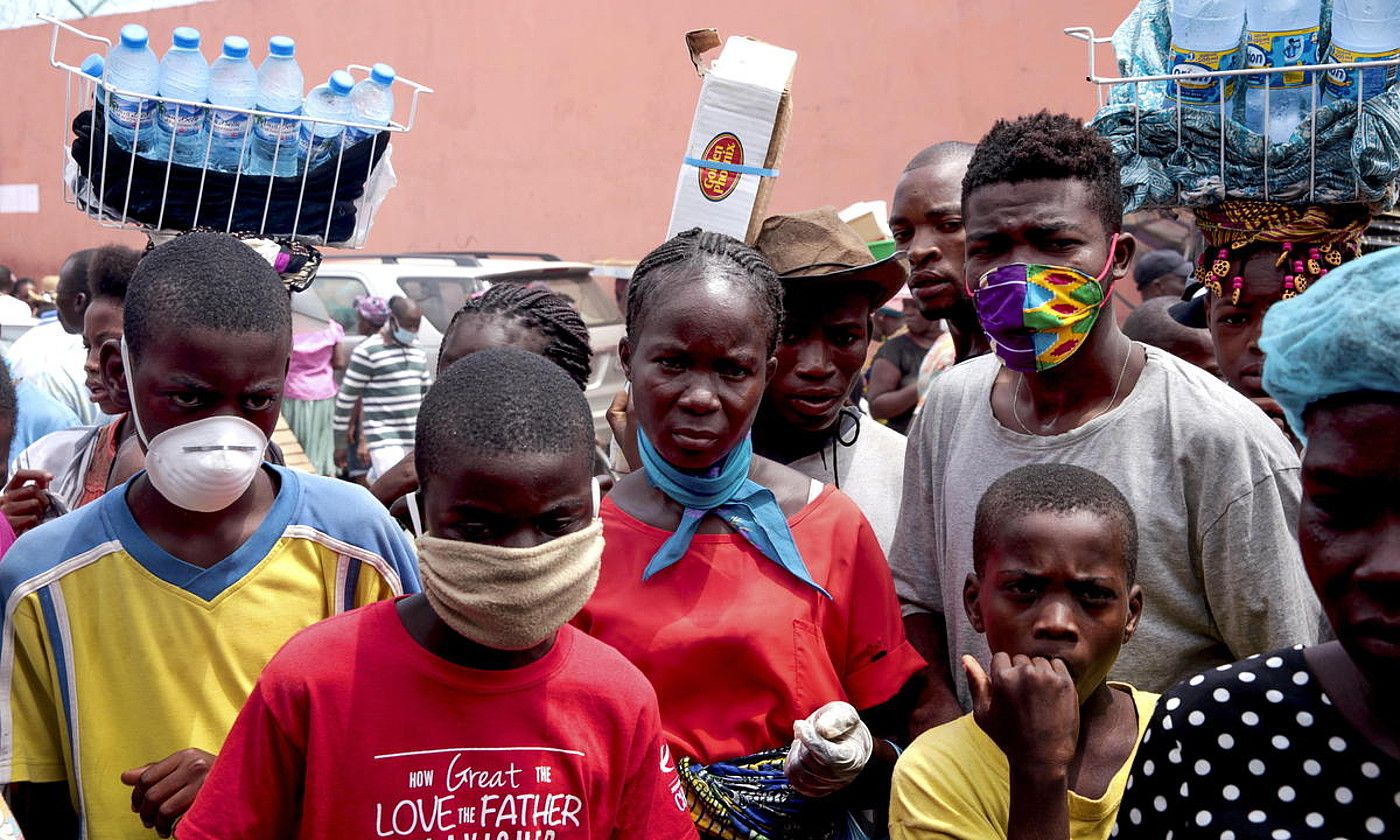 Gazte batzuk, Luandako (Angola) merkatu batean. AMPE ROGERIO / EFE.