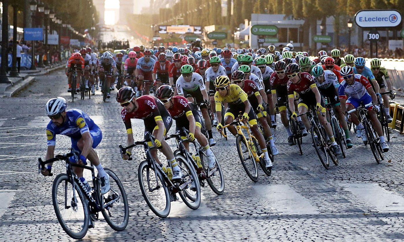 Txirrindulariak iazko Tourreko azken etapan, Parisen. Ineos taldeko Egan Bernal izan zen lasterketaren irabazlea. GILLAUME HORCAJUELA / EFE.