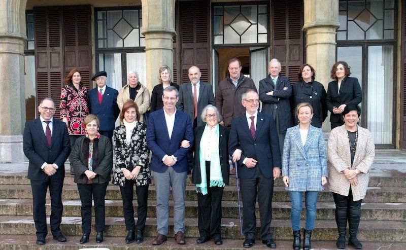 Mari Jose Azurmendi —ezkerretik bosgarrena, aurrean—, Eusko Ikaskuntzaren sari-emate ekitaldian. EUSKO IKASKUNTZA.