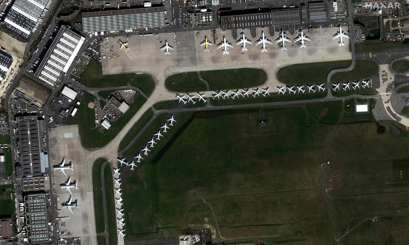Lufthansako hegazkinak Frankfurteko aireportuan geldi. Europako airelinea handiena da. ARMANDO BABANI / EFE.