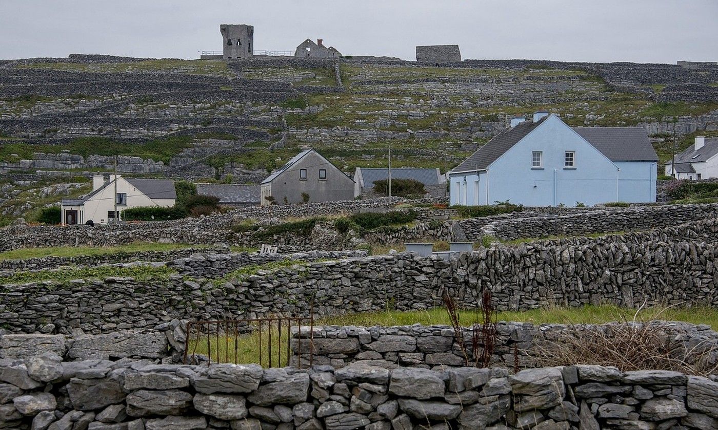 Galwayren kostaldean dauden Aran uharteetako irudi bat, Irlandan. Nortasun gaelikoaren paradigma direla esan izan da. BERRIA.