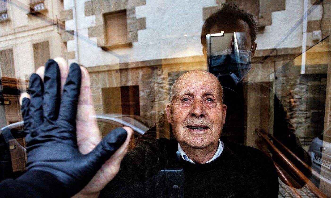 Unai Beroizen argazkia: Miguel aitona ezkaratzean, eta Beroizen isla kalean. UNAI BEROIZ / EFE. Unai Beroizen argazkia: Miguel aitona ezkaratzean, eta Beroizen isla kalean. UNAI BEROIZ / EFE.