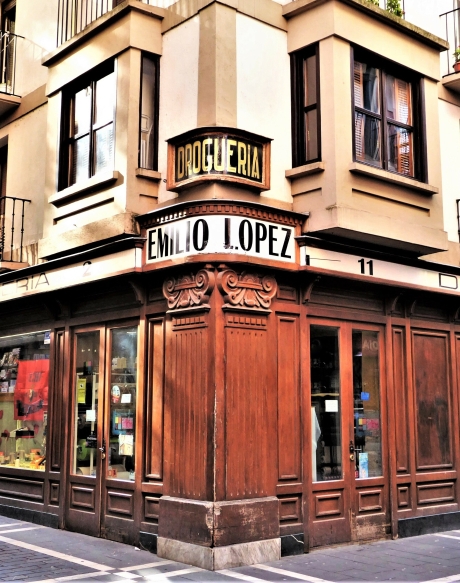 Iruñeko Alde Zaharreko Emilio Lopez drogeria, duela ehun urteko errotuluarekin. EL PATRIMONIO INVISIBLE Iruñeko Alde Zaharreko Emilio Lopez drogeria, duela ehun urteko errotuluarekin. EL PATRIMONIO INVISIBLE