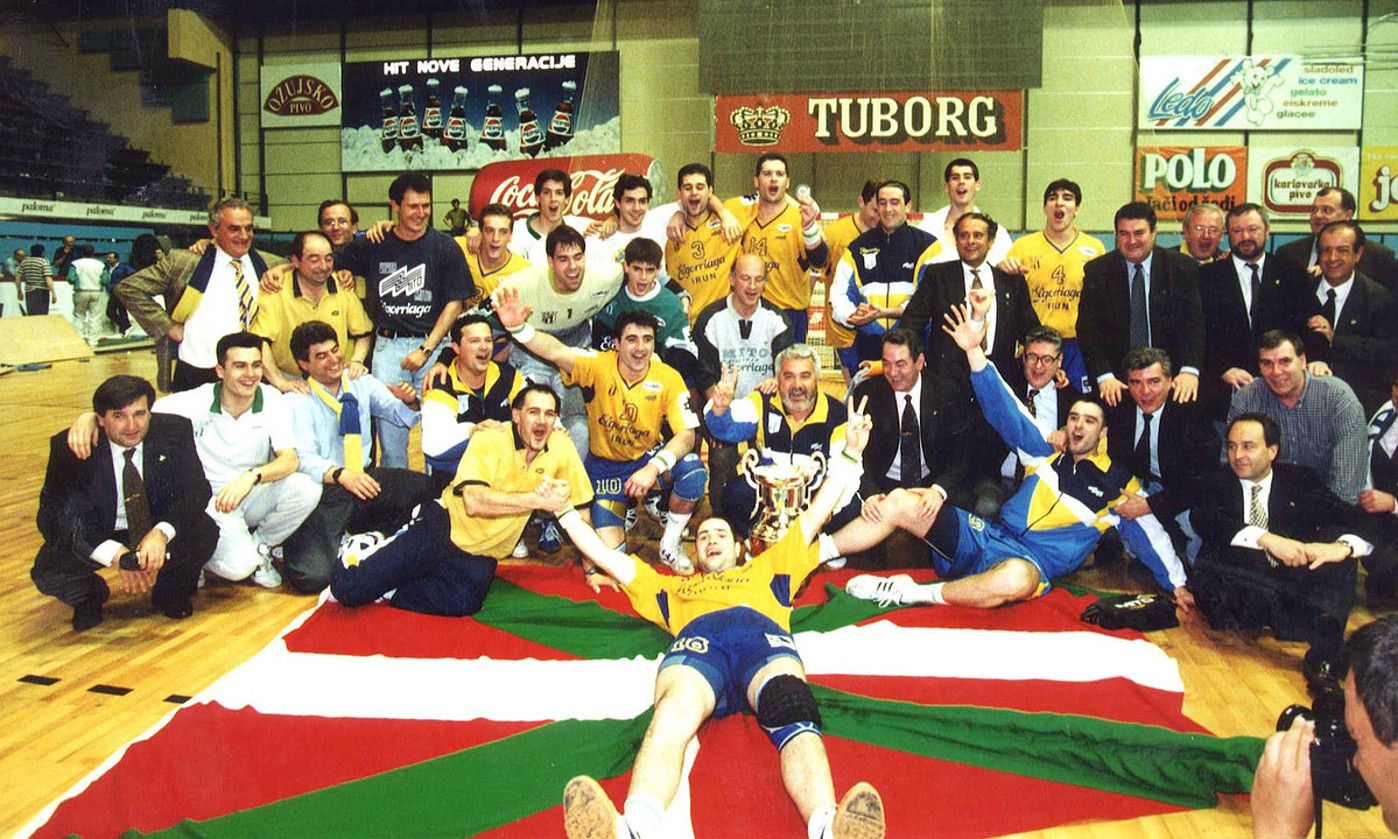 Bidasoko jokalari, entrenatzaile eta agintariak, Zagreben, Europako Kopa irabazi berritan, 1995eko apirilaren 22an. BERRIA. Bidasoko jokalari, entrenatzaile eta agintariak, Zagreben, Europako Kopa irabazi berritan, 1995eko apirilaren 22an. BERRIA.