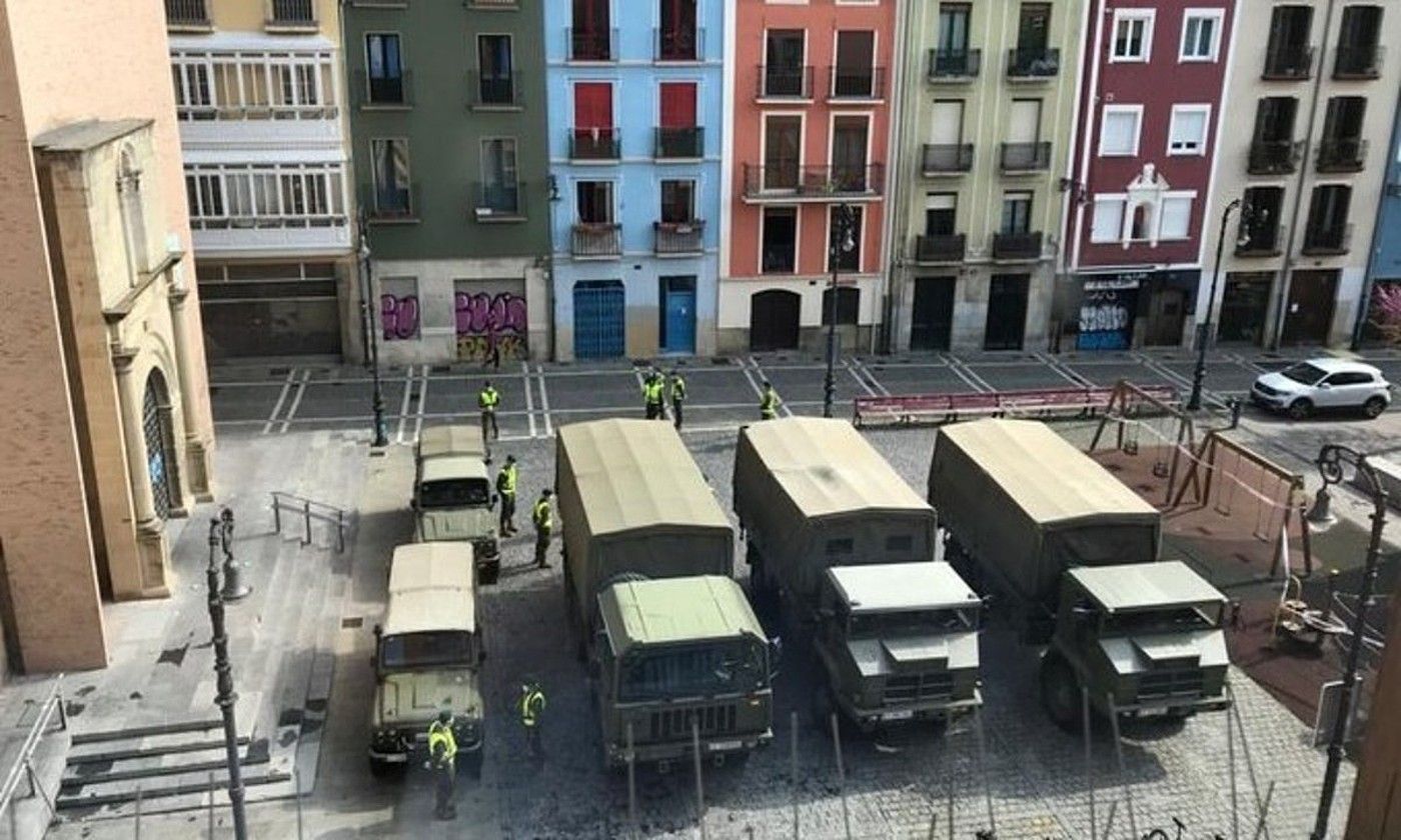 Espainiako UME Larrialdietako Unitate Militarreko kideak, joan den apirilaren 3an, Iruñeko Parte Zaharrean. BERRIA.