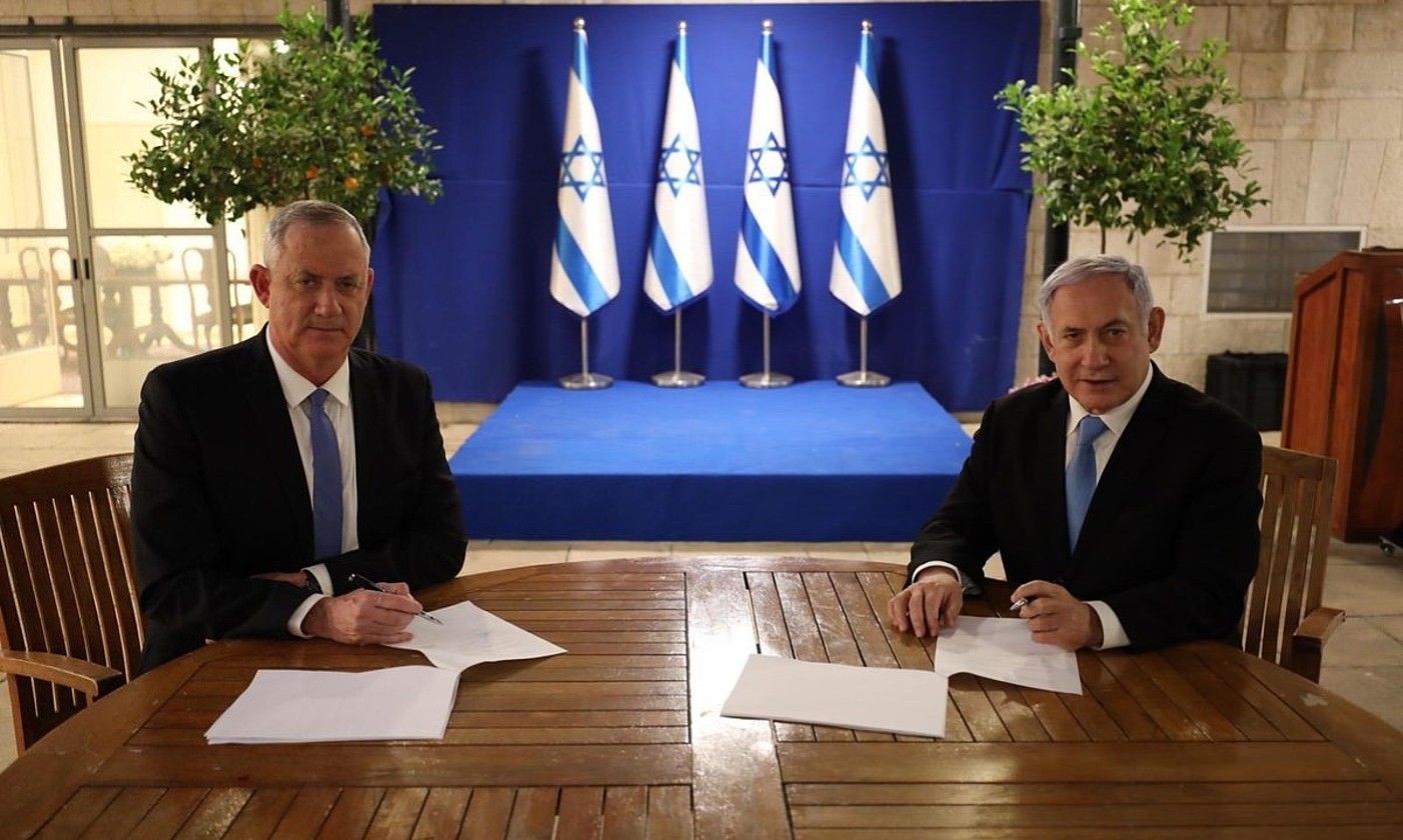 Benny Gantz Israelgo Parlamentuko presidentea eta Benjamin Netanyahu jarduneko lehen ministroa, atzo, ituna sinatzerakon. ISRAELGO PARLAMENTUA / EFE.
