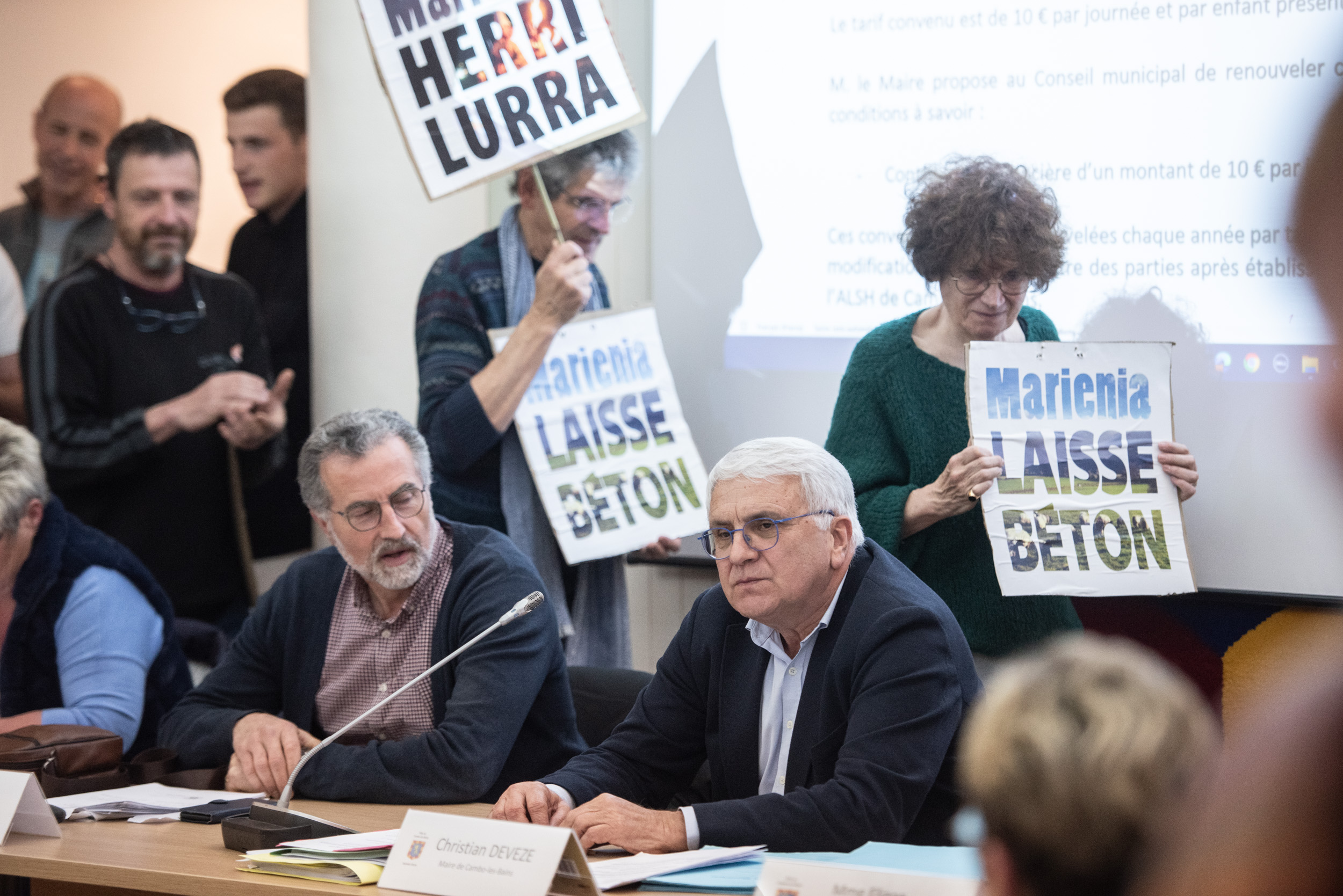 Manifestariak Kanboko herriko kontseiluan, iazko apirilean. GUILLAUME FAUVEAU