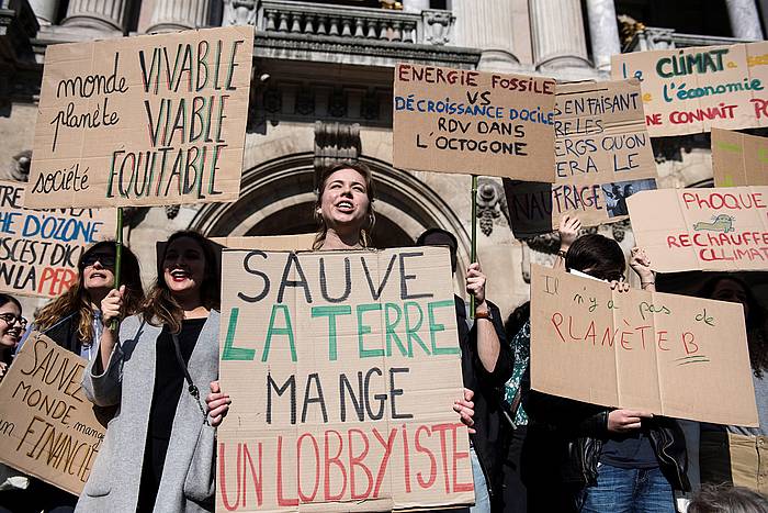 Klima aldaketaren aurako protesta bat, otsailean, Parisen. JULIEN DE ROSA, EFE