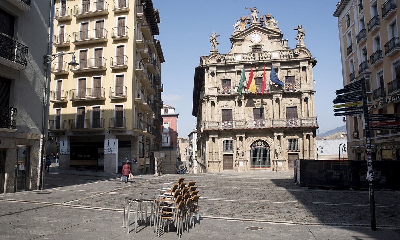 Iruñeko Udaletxe plaza jendez lepo, iaz, txupinazoa bota berritan. I. URIZ / FOKU.