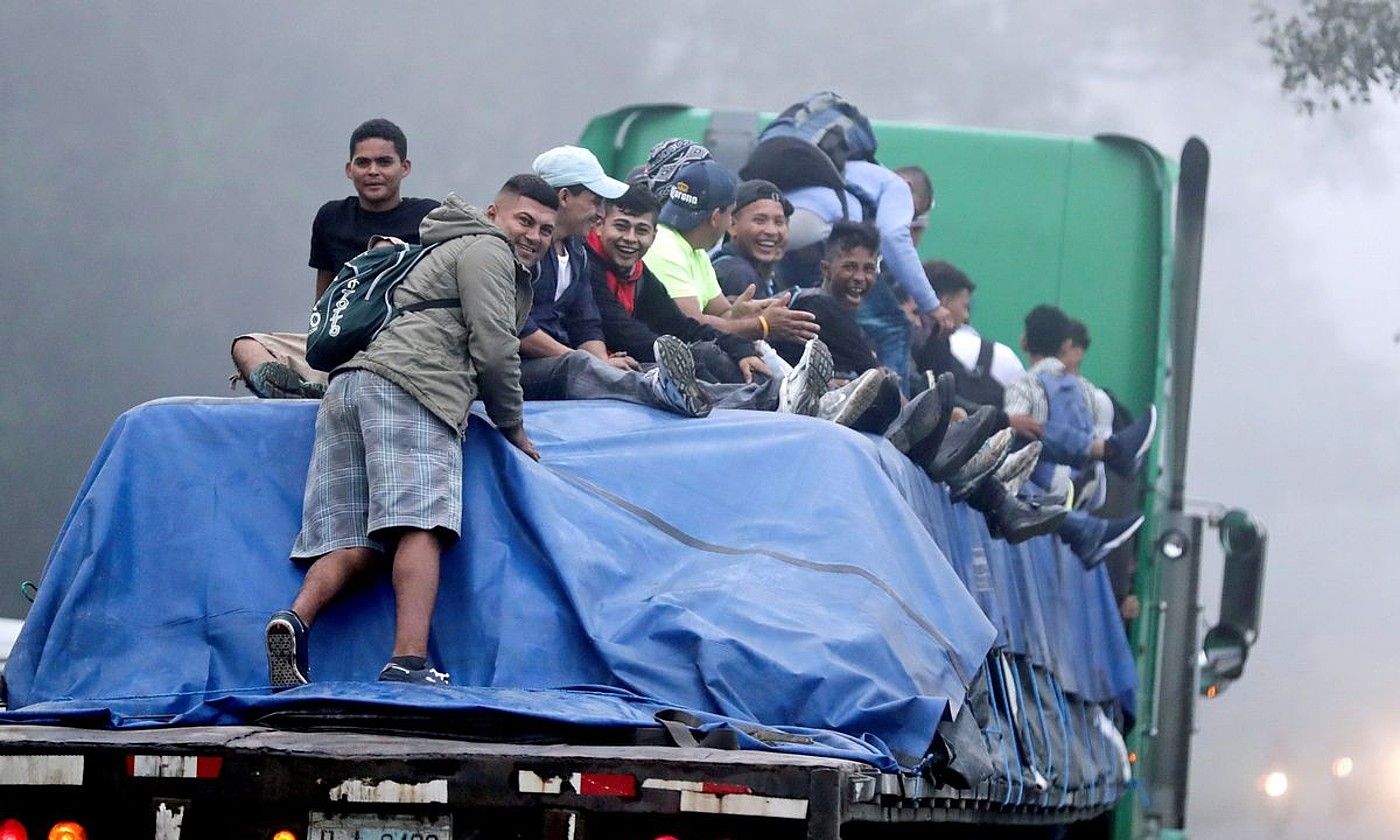 Hondurasko migratzaile batzuk kamioi batean, AEBetara bidean. GUSTAVO AMADOR / EFE. Hondurasko migratzaile batzuk kamioi batean, AEBetara bidean. GUSTAVO AMADOR / EFE.