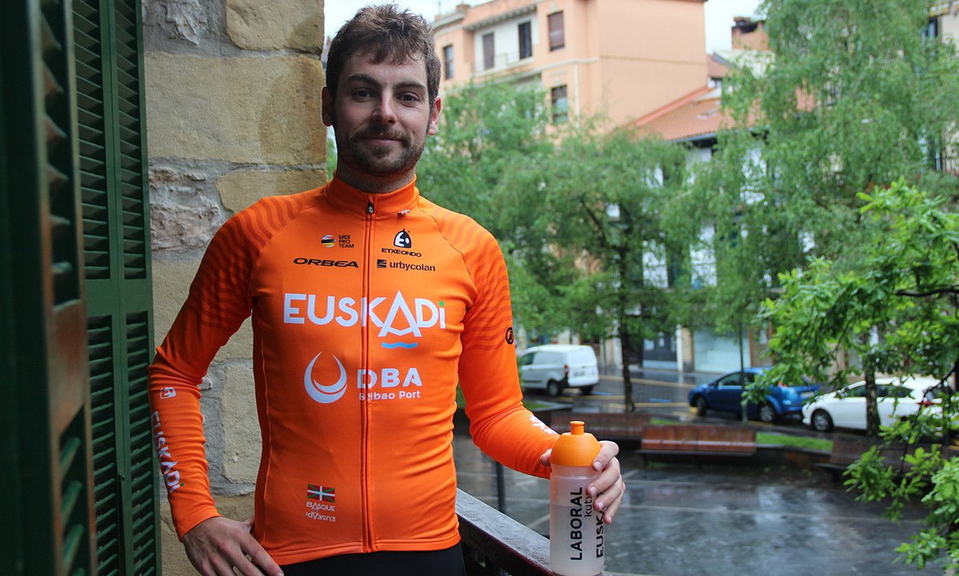 Peio Goikoetxea, Euskaltel-Euskadi taldeko maillota soinean duela, etxeko balkoian, atzo, Errenterian. MADDALEN ARENAZA.