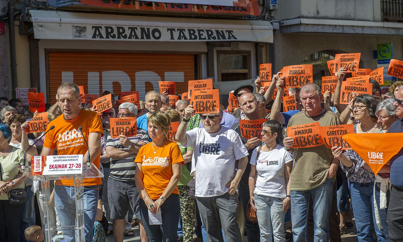 Herriko tabernen auziko protesta bat, 2015ean, Zarautzen. GORKA RUBIO / FOKU.