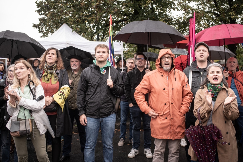 Herritar ugari batu dira Hendaian, zazpi ekintzaileei babesa emateko. PATXI BELTZAIZ Herritar ugari batu dira Hendaian, zazpi ekintzaileei babesa emateko. PATXI BELTZAIZ