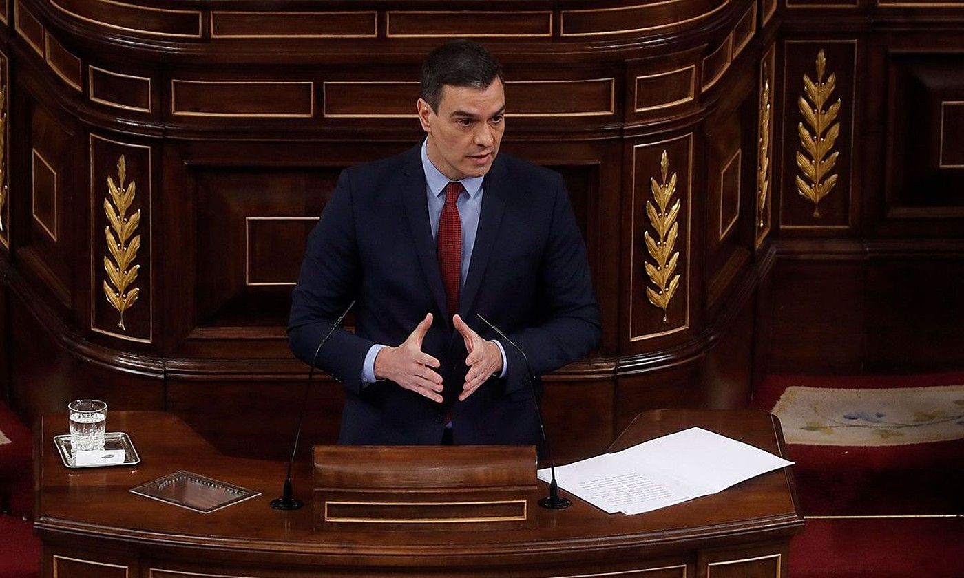 Pedro Sanchez Espainiako Gobernuko presidentea, atzo, larrialdi egoera luzatzeari buruzko azalpenak ematen, Kongresuan. J.J. GUILLEN / EFE.