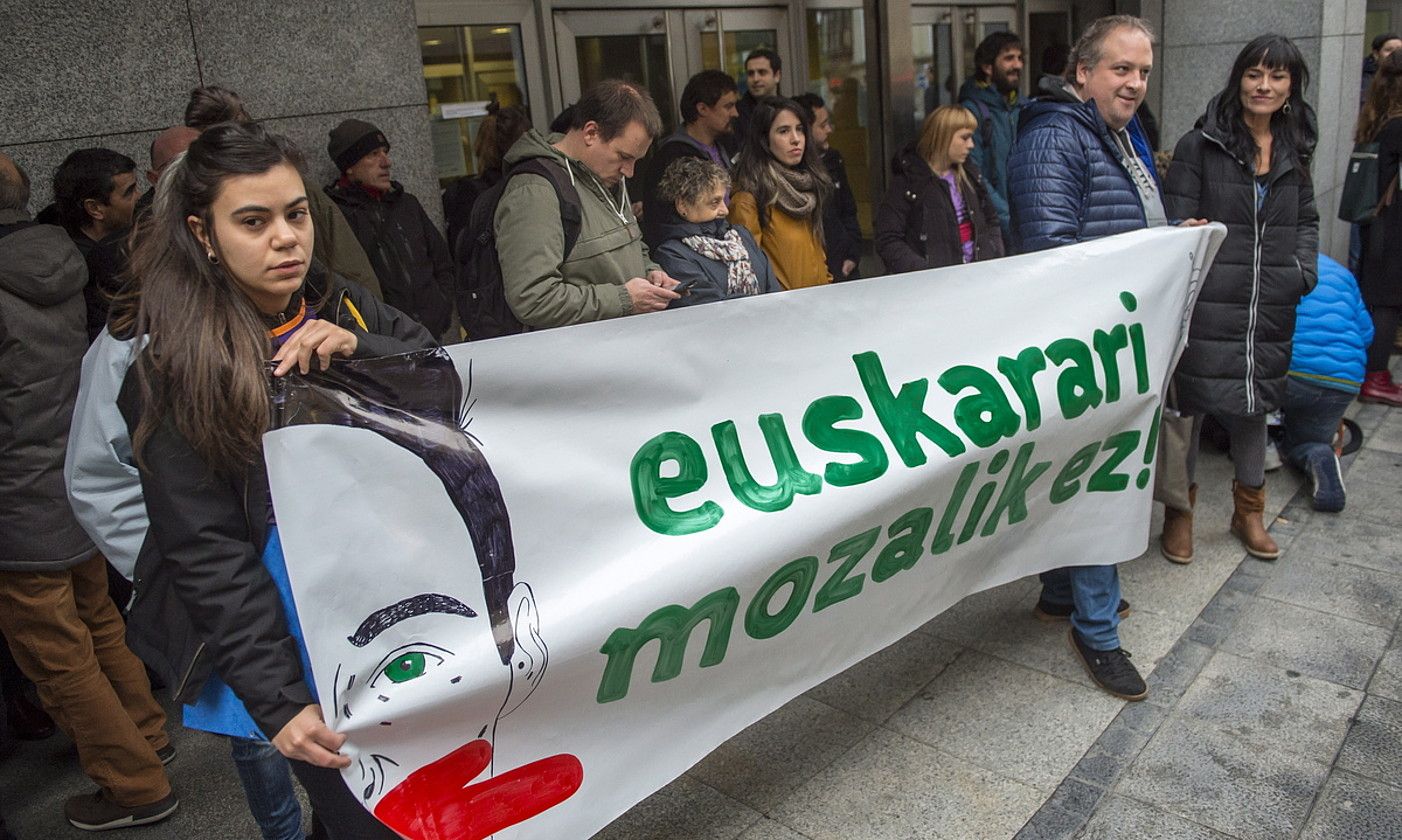 Bilboko herritar baten epaiketa, euskaraz aritzeagatik egina. M. RAMIREZ / FOKU. Bilboko herritar baten epaiketa, euskaraz aritzeagatik egina. M. RAMIREZ / FOKU.