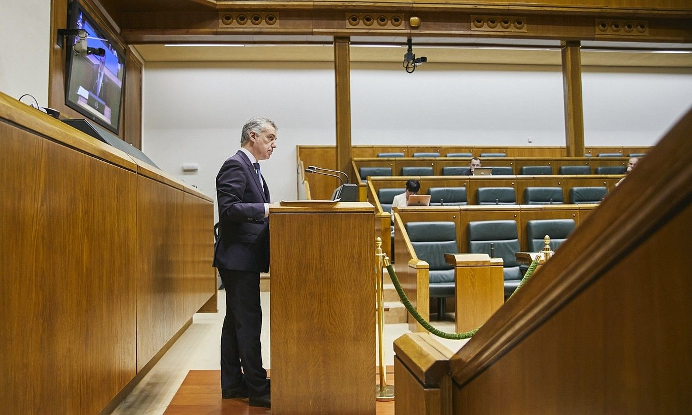 Iñigo Urkullu Jaurlaritzako lehendakaria, atzo, Eusko Legebiltzarrean, Diputazio Iraunkorraren saioan. Atzean, Maddalen Iriarte EH Bilduko legebiltzarkidea. BERRIA.