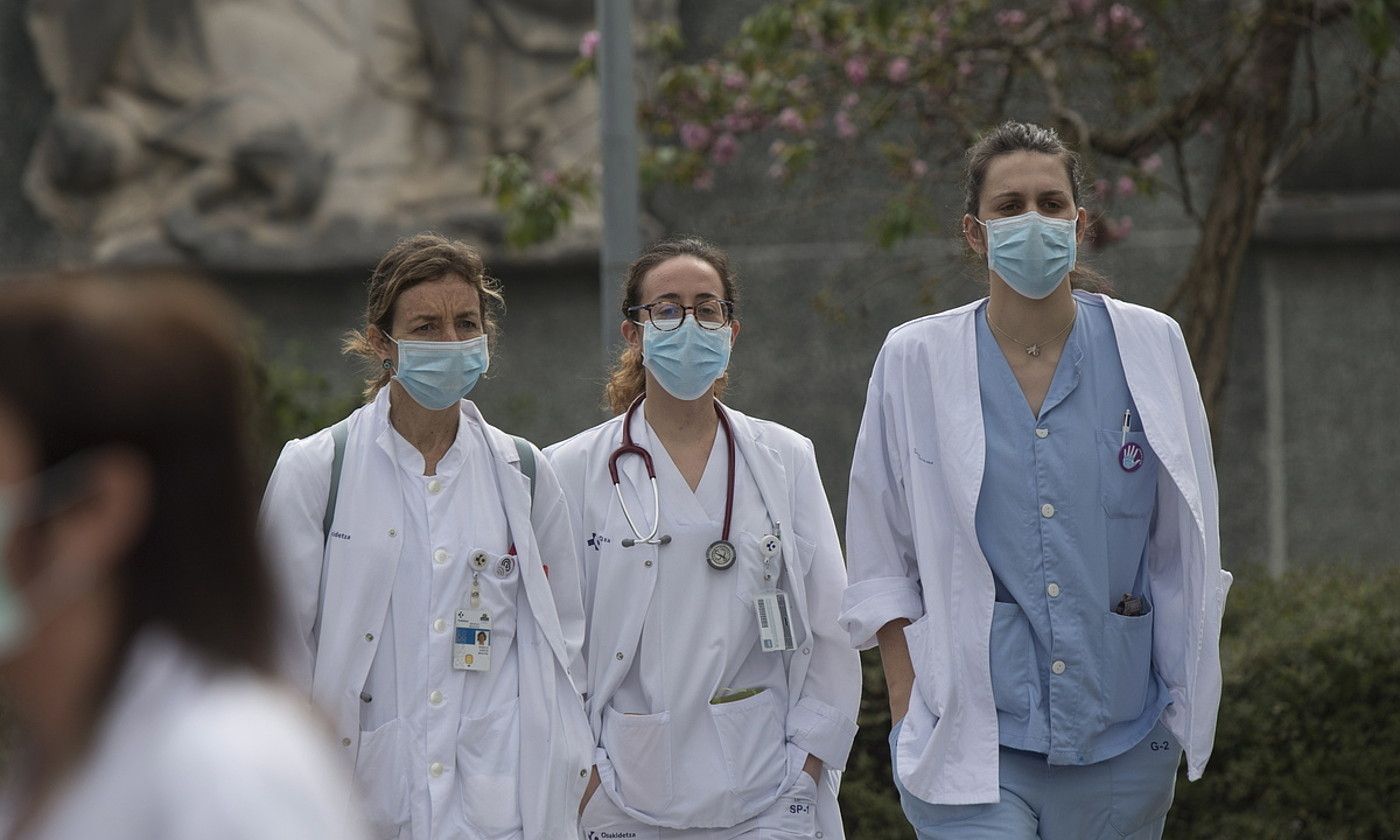 Osasun langileak maskarekin, Donostia ospitalean. JUAN CARLOS RUIZ / FOKU.