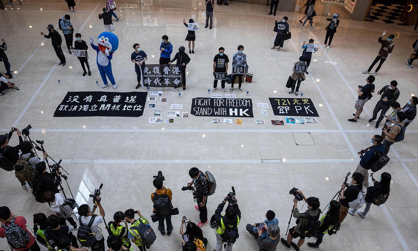 Iazko protesten harira atxilotuak askatzeko egindako kontzentrazio bat, atzo, Hong Kongen. JEROME FAVRE / EFE. Iazko protesten harira atxilotuak askatzeko egindako kontzentrazio bat, atzo, Hong Kongen. JEROME FAVRE / EFE.