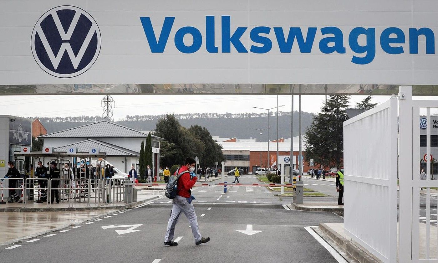 Iruñeko Landabengo industrialdean, Volkswagenen fabrikaren sarreratik goizeko txandako langileak irteten. VILLAR LOPEZ / EFE.