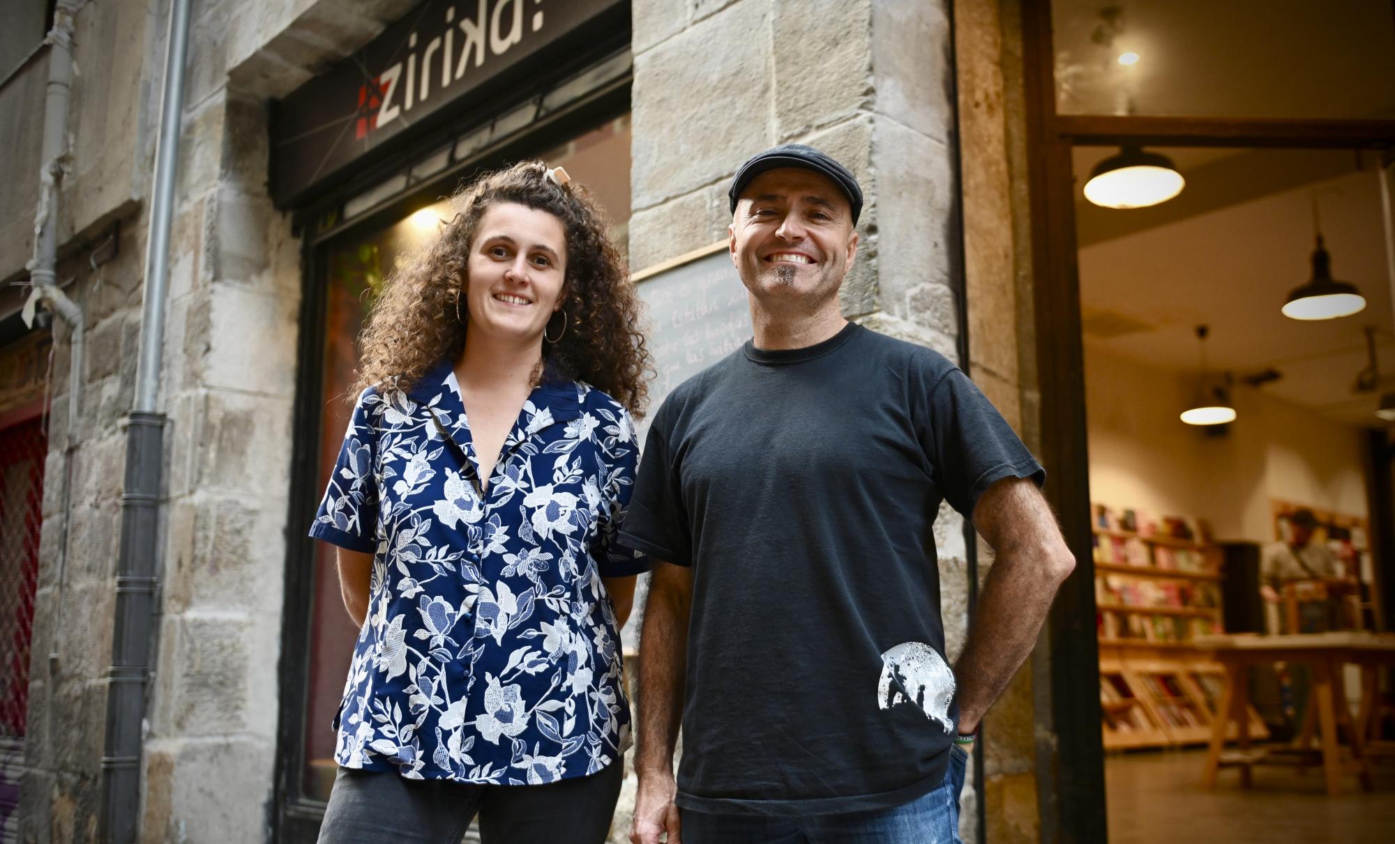 Idoia Ugalde Zarate eta Gontzal Martinez de la Hidalga Zirika herri gunearen aurrean, atzo. MIKEL MARTINEZ DE TRESPUENTES / FOKU
