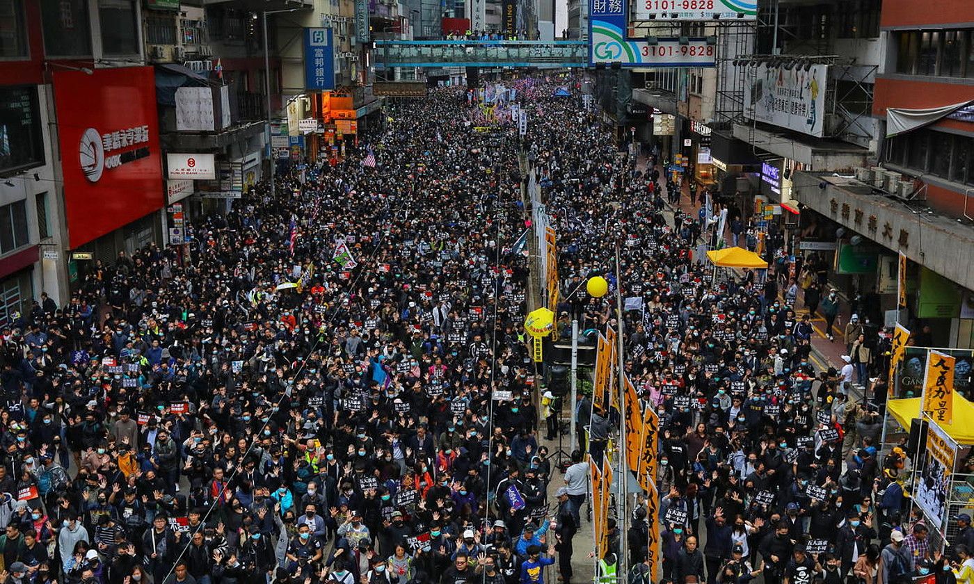 Hong Kongen eginiko protesta jendetsu bat, urtarrilaren 1ean. VIVEK PRAKASH/ EFE.