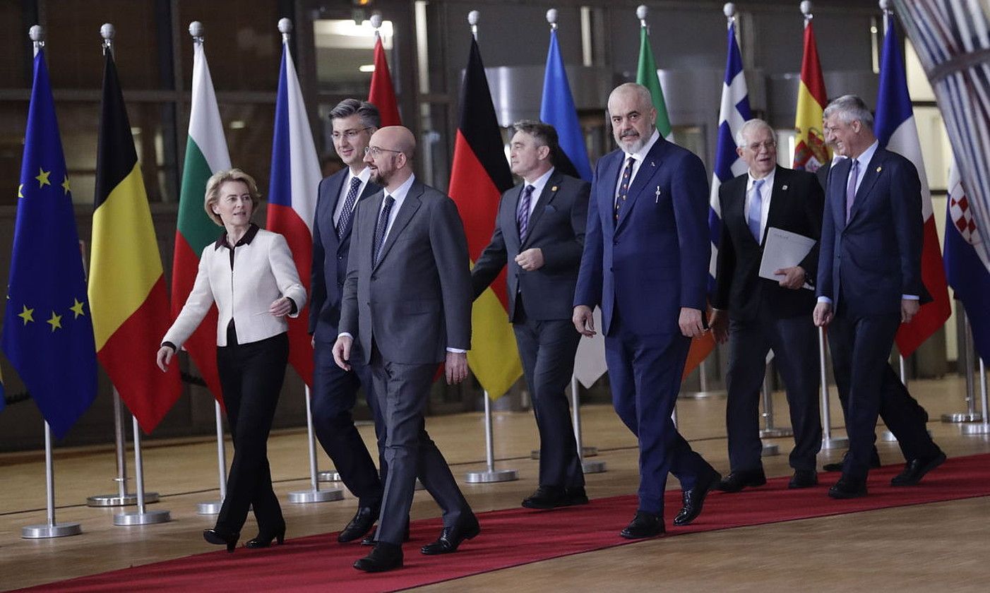 Von der Leyen Europako Batzordeko presidentea eta Michel Europar Kontseilukoa Bruselan, iragan otsailean, Menbaldeko Balkanetako agintariekin. O. HOSLET / EFE. Von der Leyen Europako Batzordeko presidentea eta Michel Europar Kontseilukoa Bruselan, iragan otsailean, Menbaldeko Balkanetako agintariekin. O. HOSLET / EFE.