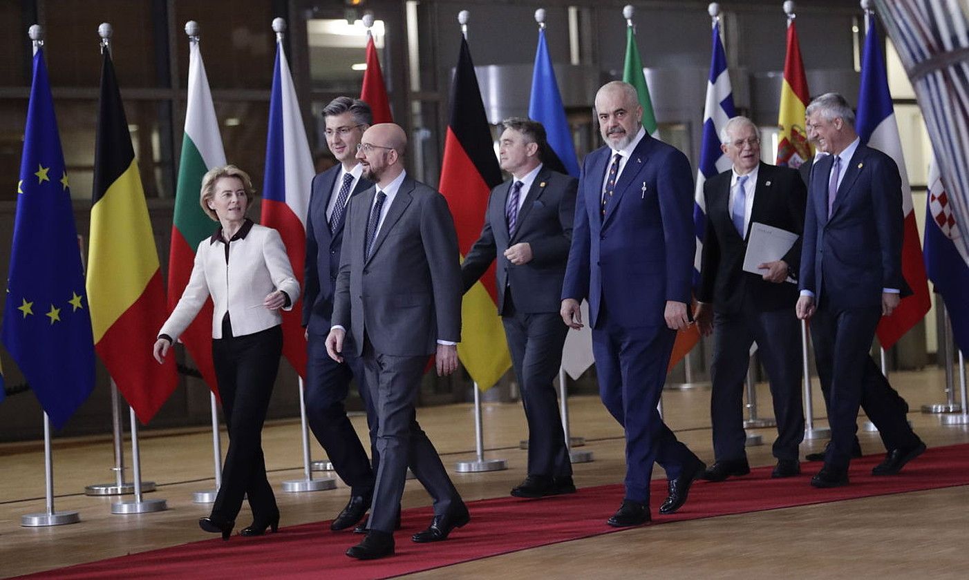 Von der Leyen Europako Batzordeko presidentea eta Michel Europar Kontseilukoa Bruselan, iragan otsailean, Menbaldeko Balkanetako agintariekin. O. HOSLET / EFE.