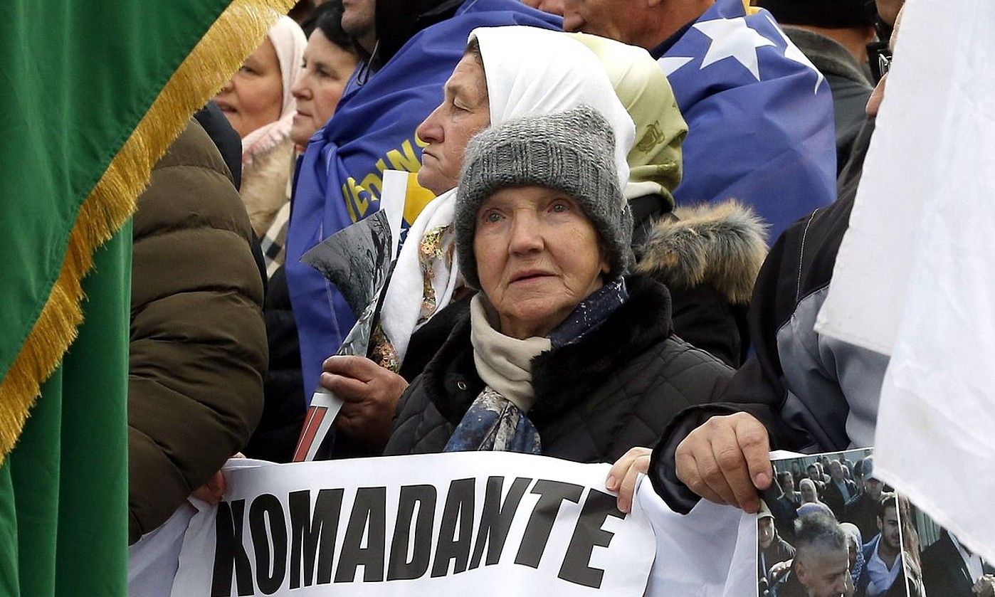 Pertsona talde bat Sarajevoko auzitegi batean, 2018an, Naser Oric Bosniako komandante ohiaren zain. EFE. Pertsona talde bat Sarajevoko auzitegi batean, 2018an, Naser Oric Bosniako komandante ohiaren zain. EFE.