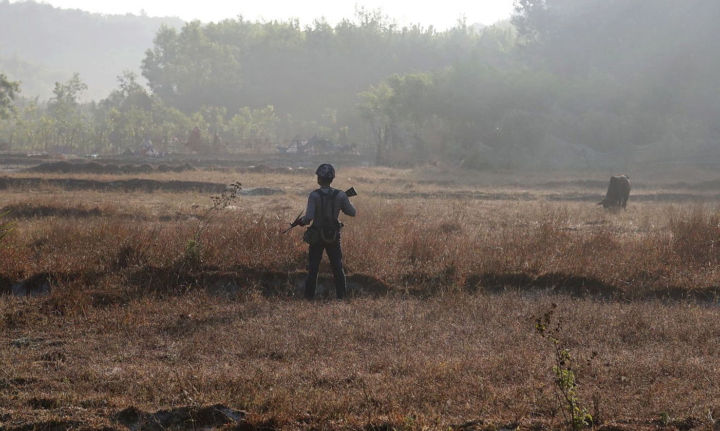 Polizia bat Rakhine eskualdeko herri batean, artxiboko irudi batean. NYEIN CHAN NAING / EFE.