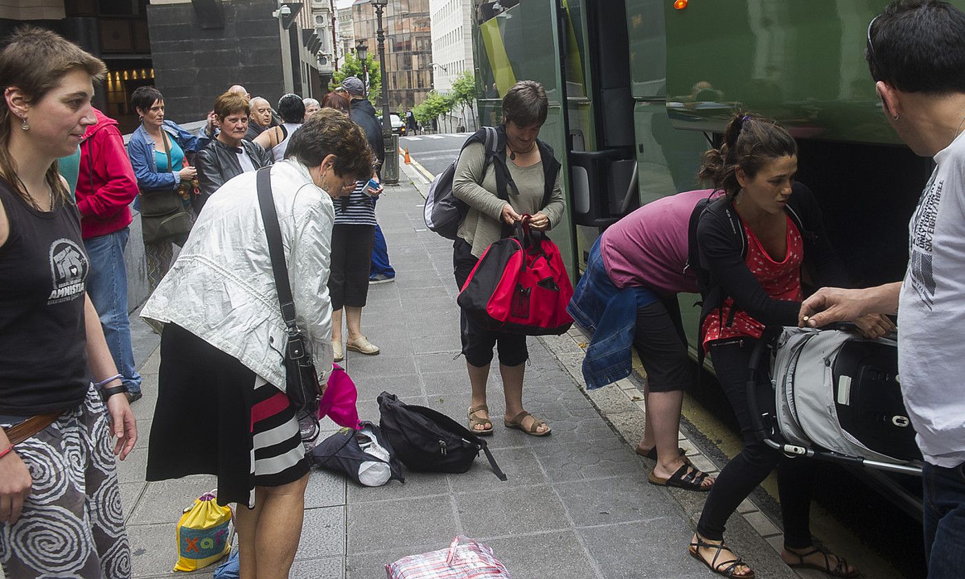 Euskal presoen senide eta lagunak, 2014ko irudi batean, Bilbon, Andaluziako (Espainia) espetxeetara zihoan autobus bat hartzeko pronto. LUIS JAUREGIALTZO / FOKU.