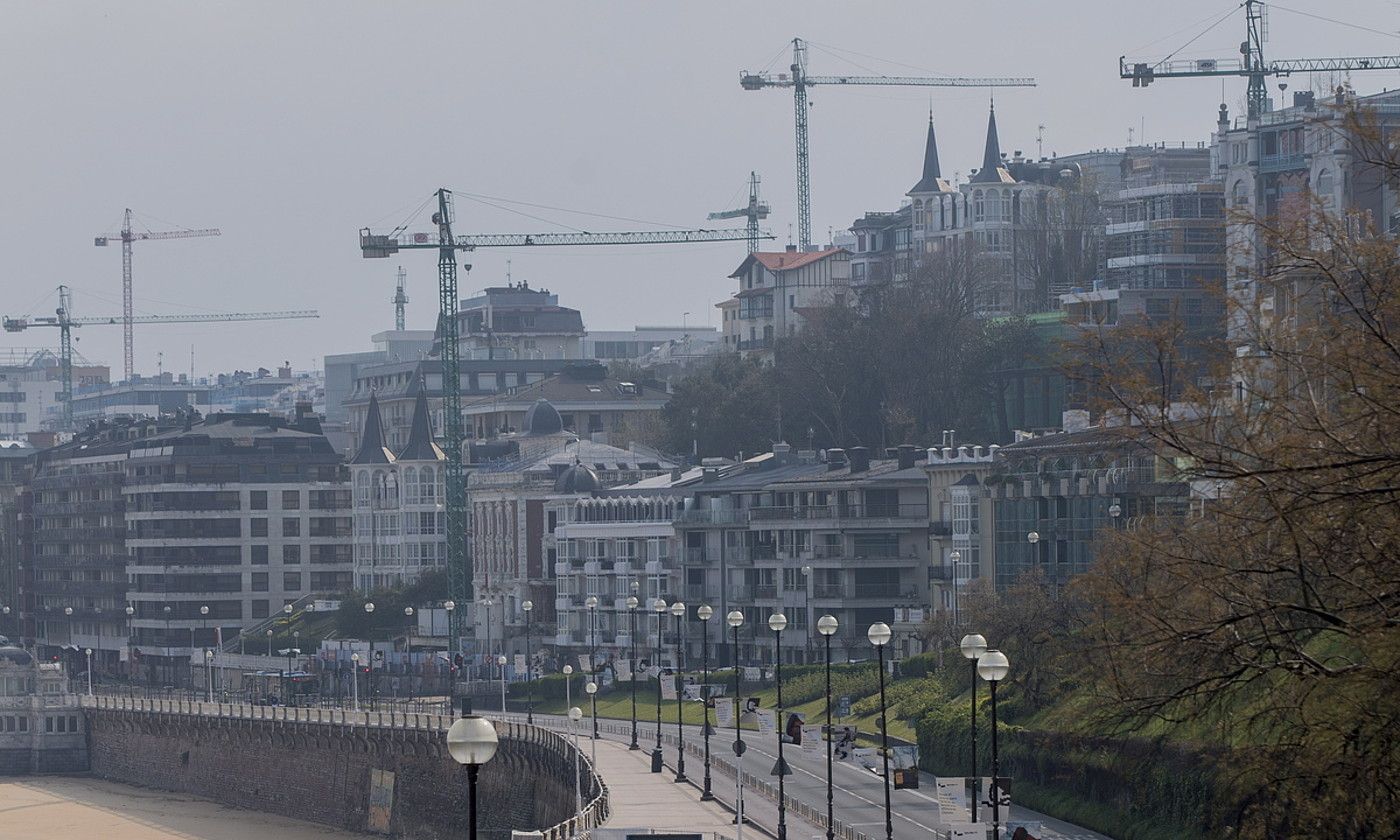 Garabiak, eraikuntza lanetan,Donostian, Kontxako pasealekutik oso hurbil. JUAN CARLOS RUIZ / FOKU.