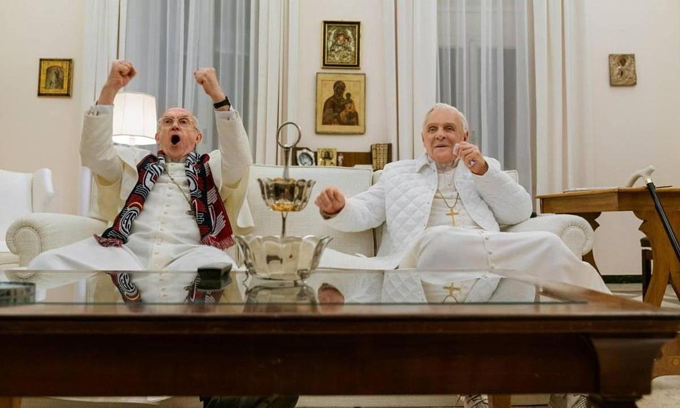 Jonathan Pryce eta Anthony Hopkins aktoreak, The Two Popes filmeko eszena batean. BERRIA. Jonathan Pryce eta Anthony Hopkins aktoreak, The Two Popes filmeko eszena batean. BERRIA.