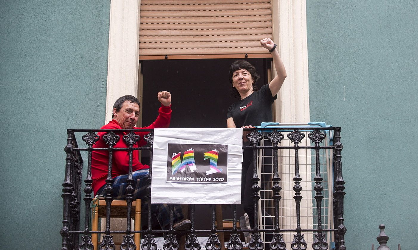 Manifestaziorik gabe, balkoietan ospatu zen eguna. MARISOL RAMIREZ / FOKU. Manifestaziorik gabe, balkoietan ospatu zen eguna. MARISOL RAMIREZ / FOKU.