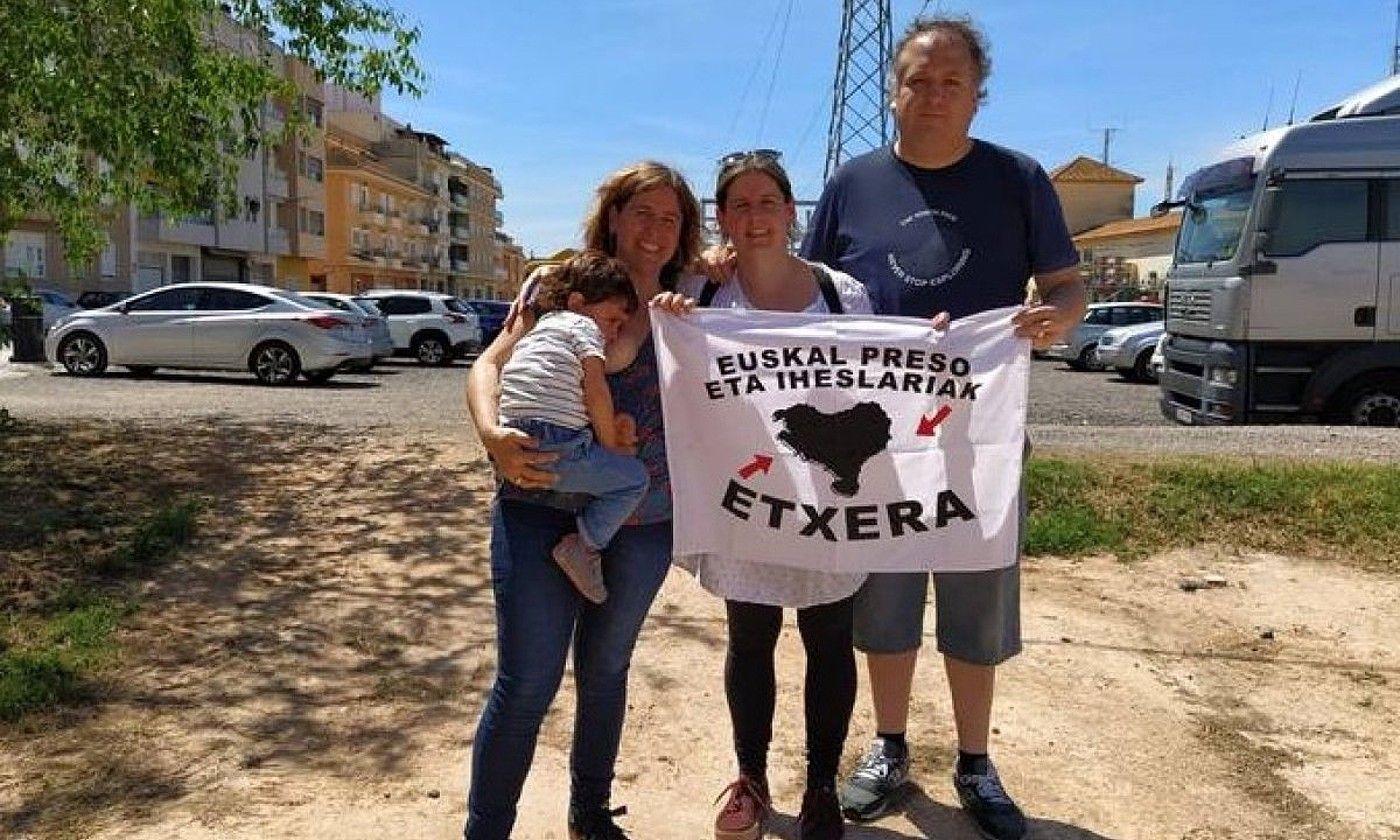 Aitziber Coello —ezkerrean—, atzo libre atera ondoren. BERRIA. Aitziber Coello —ezkerrean—, atzo libre atera ondoren. BERRIA.