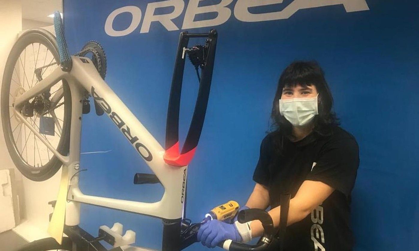 Leire Etxaniz, bizikleta bat biltzen, Orbea enpresan. LEIRE ETXANIZ.