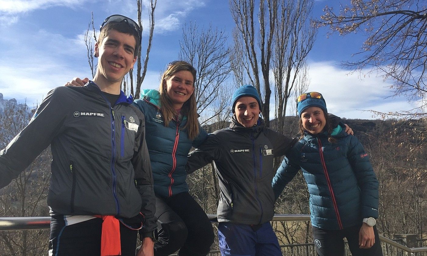 Axier Alonso, Nahia Quincoces, Aitor Ajuria eta Igone Campos. Mendiko eskian eta lasterketetan aritzen dira laurak. UNAI UGARTEMENDIA.