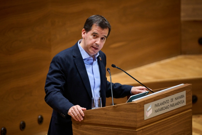 Mikel Irujo Industria kontseilaria Nafarroako Parlamentuan. Mikel Irujo Industria kontseilaria Nafarroako Parlamentuan.