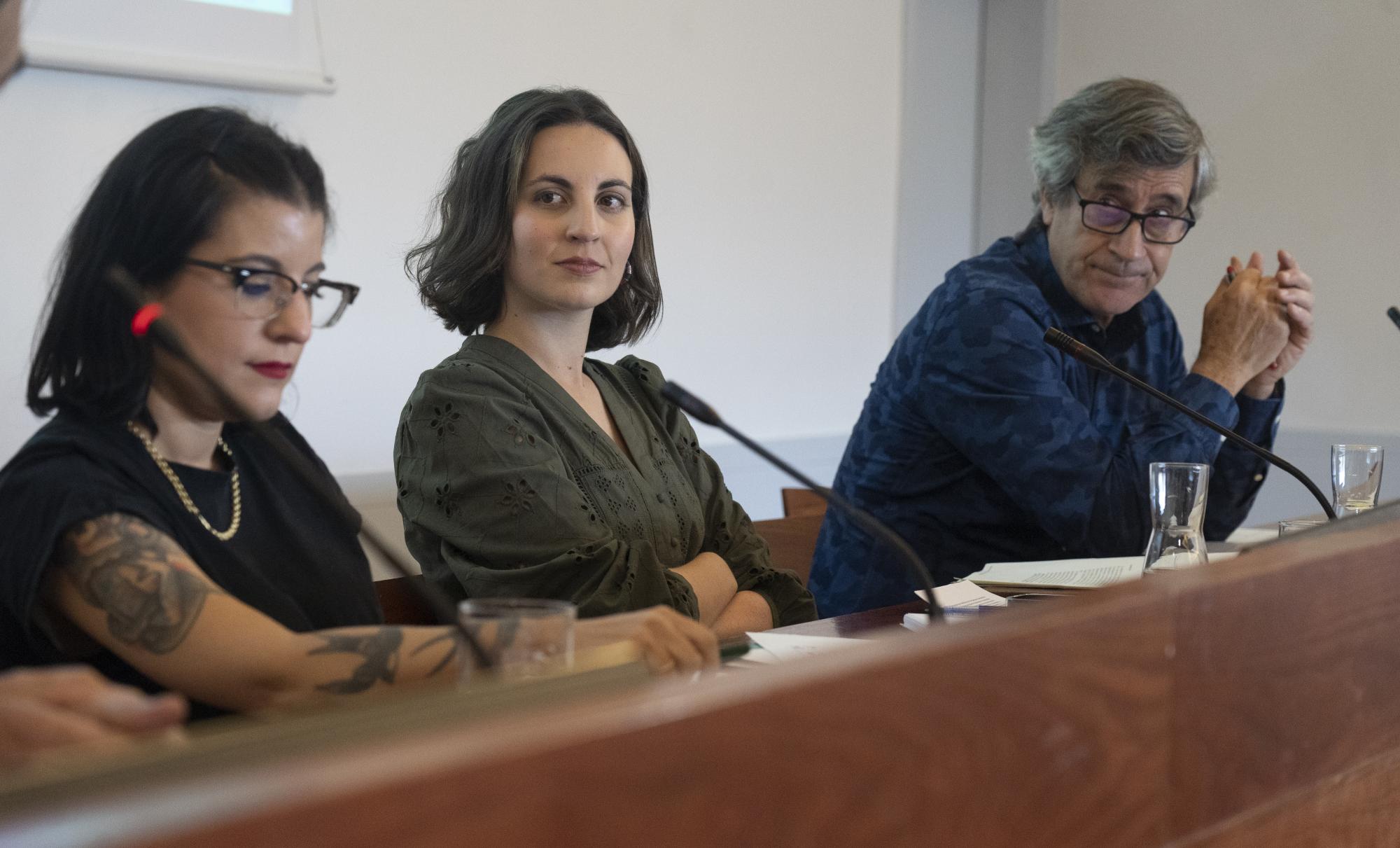 Azahara Cañedo, Marta Rodriguez Castro eta Juan Carlos Miguel atzoko jardunaldian, EHUren Bizkaia aretoan, Bilbon. MONIKA DEL VALLE / FOKU