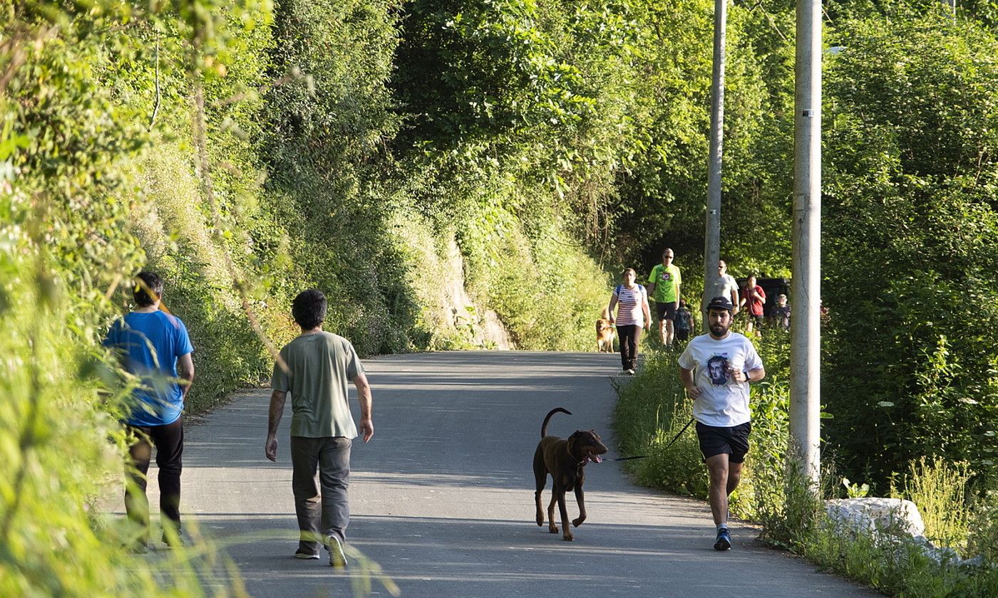 Jendea ariketa fisikoa egiten. J.U / FOKU. Jendea ariketa fisikoa egiten. J.U / FOKU.