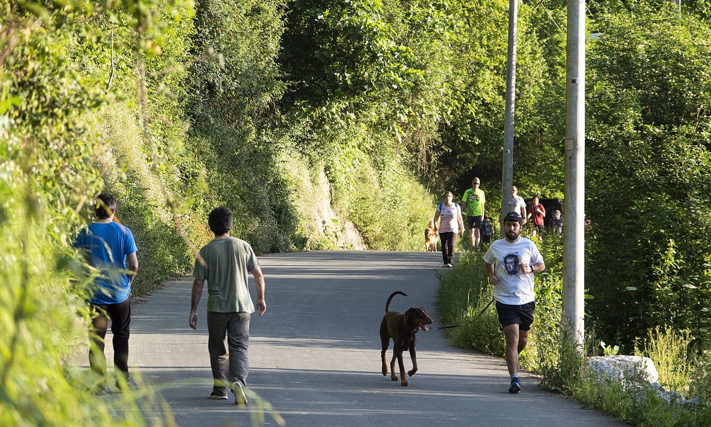 Jendea ariketa fisikoa egiten. J.U / FOKU.