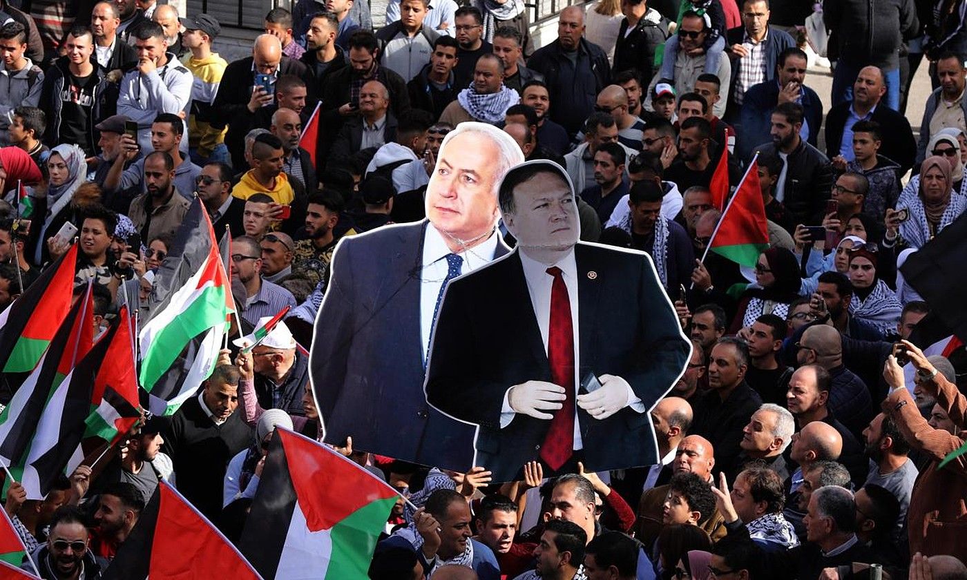 Manifestariak Benjamin Netanyahu lehen ministroaren eta MIke Pompeo AEBetako Estatu idazkariaren irudiekin, Jeninen. ALAA BADARNEH / EFE.