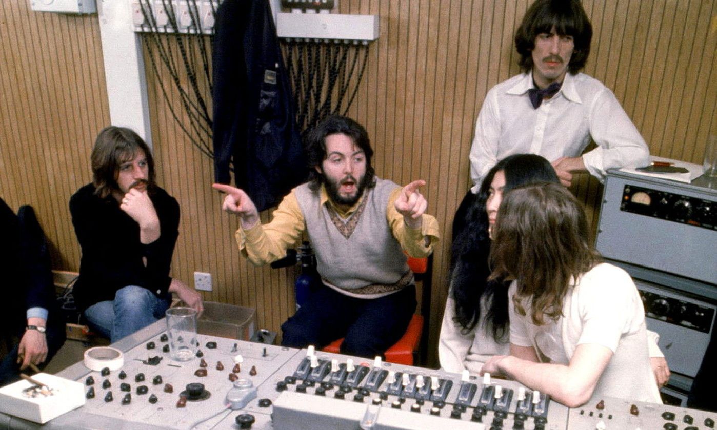 Ringo Starr, Paul McCartney, George Harrison, Yoko Ono eta John Lennon, Let it Be-ren grabazio saio batean. ETHAN RUSSELL / EFE.
