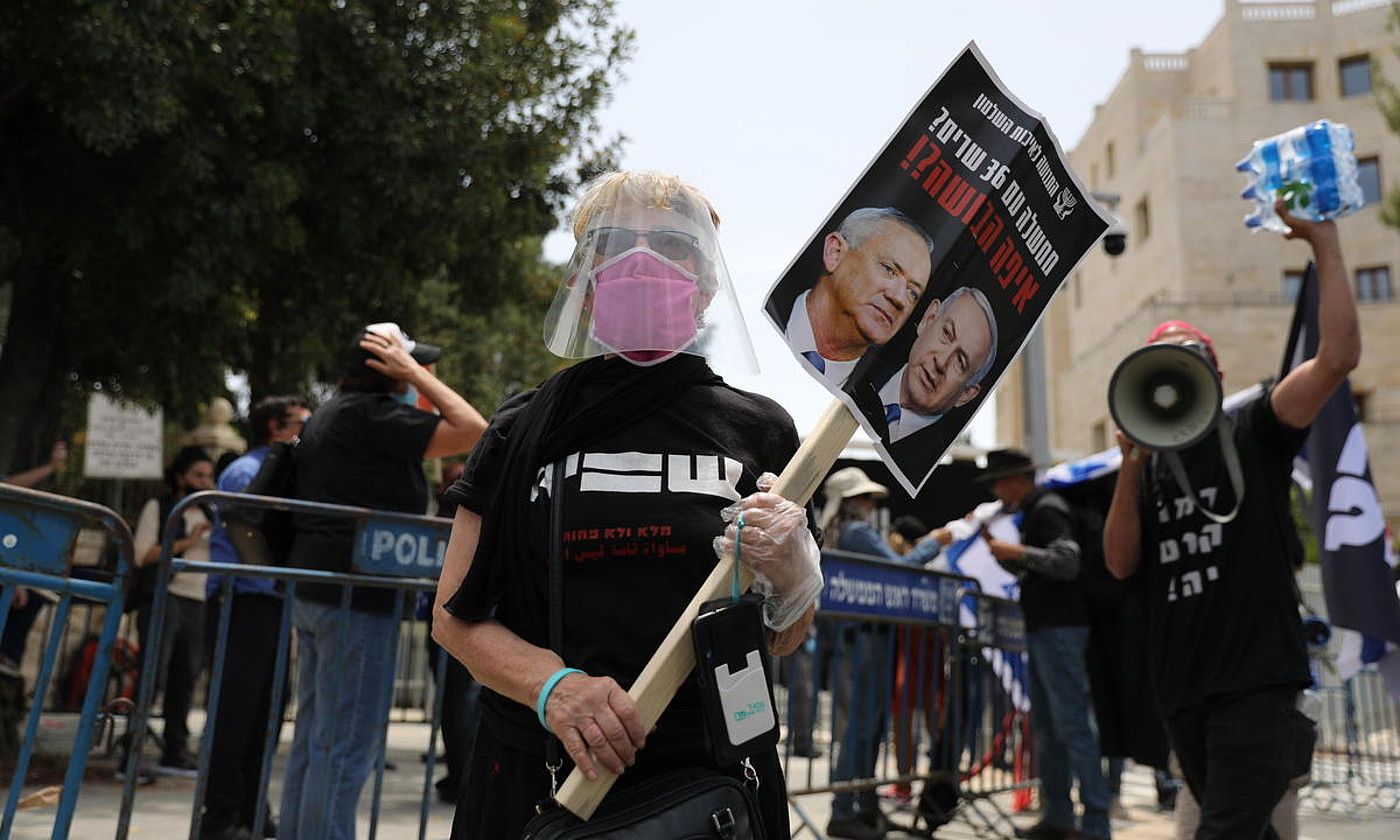 Netanyahuren eta Gantzen akordioaren aurkako manifestazioak izan dira asteotan. Irudian, iragan igandekoa, Jerusalemen. ABIR SULTAN / EFE.